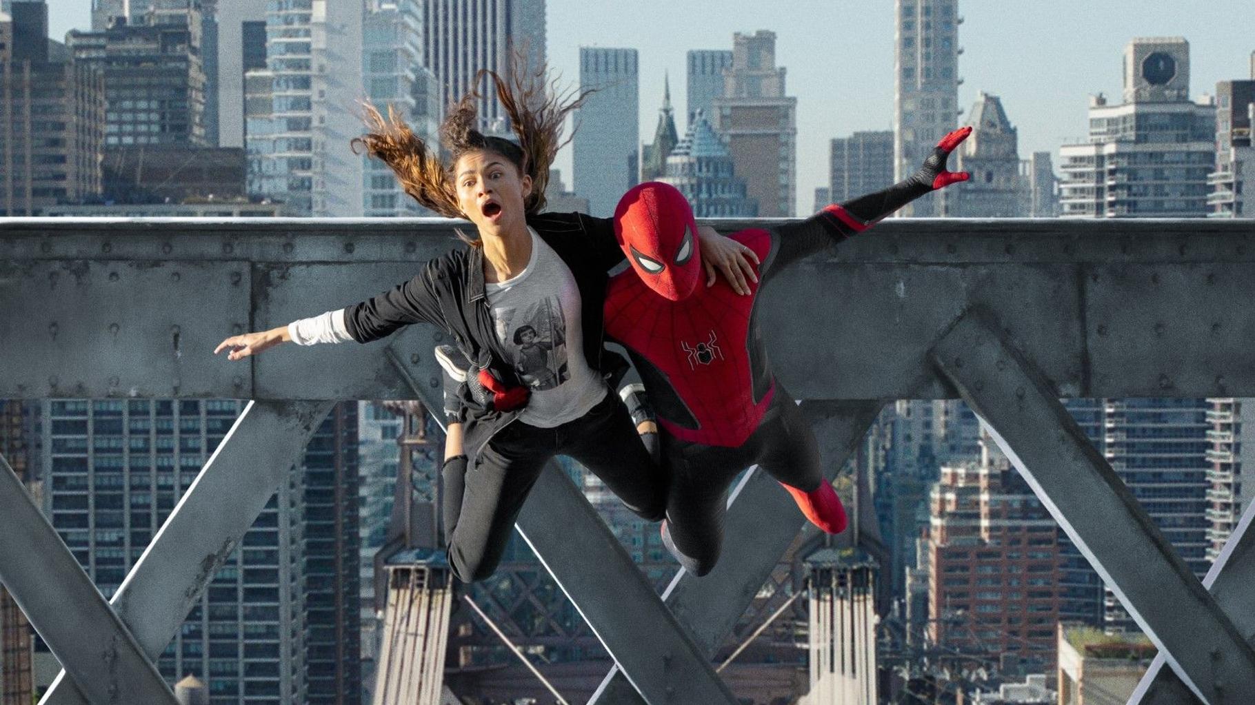 Tom Holland a renfilé son costume de Spider-Man, un an avant de revenir sur nos écrans