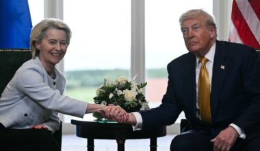 l'Union européenne suspend ses mesures de riposte après l'accord commercial noué avec Donald Trump fin juillet