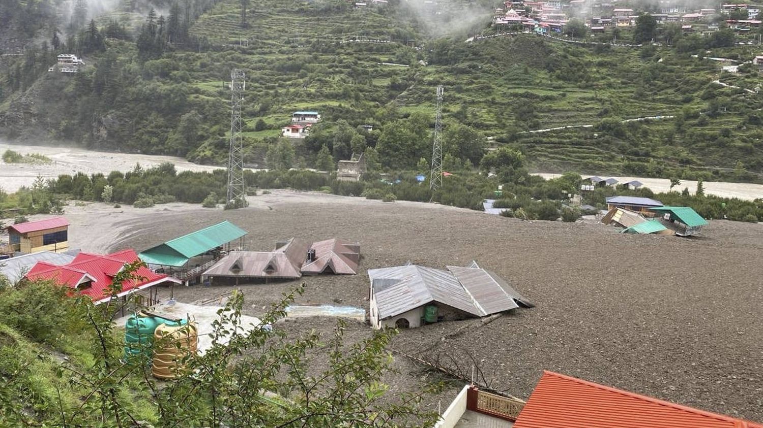 VIDEO. En Inde, une crue subite dans une localité de l'Himalaya fait au moins quatre morts