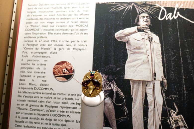 La bague "Mosca Cosmica" offerte à Dalí lors de sa venue à Perpignan sera exposée en vitrine de la bijouterie Creuzet-Romeu.