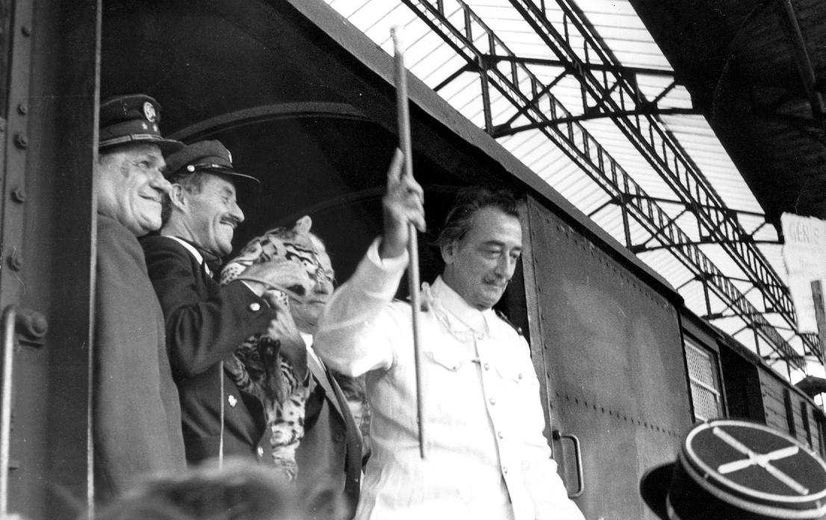 Salvador Dalí lors de son arrivée en gare de Perpignan le 27 août 1965.