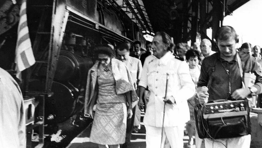 60e anniversaire du voyage triomphal de Dalí à Perpignan : d’un hommage à la gare à un défilé depuis la place Catalogne "comme s’il revenait"