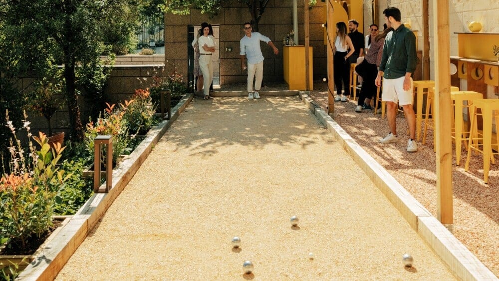 En contrebas de l'hôtel Intercontinental, un jardin méditerranéen avec un terrain de pétanque a vu le jour au printemps.