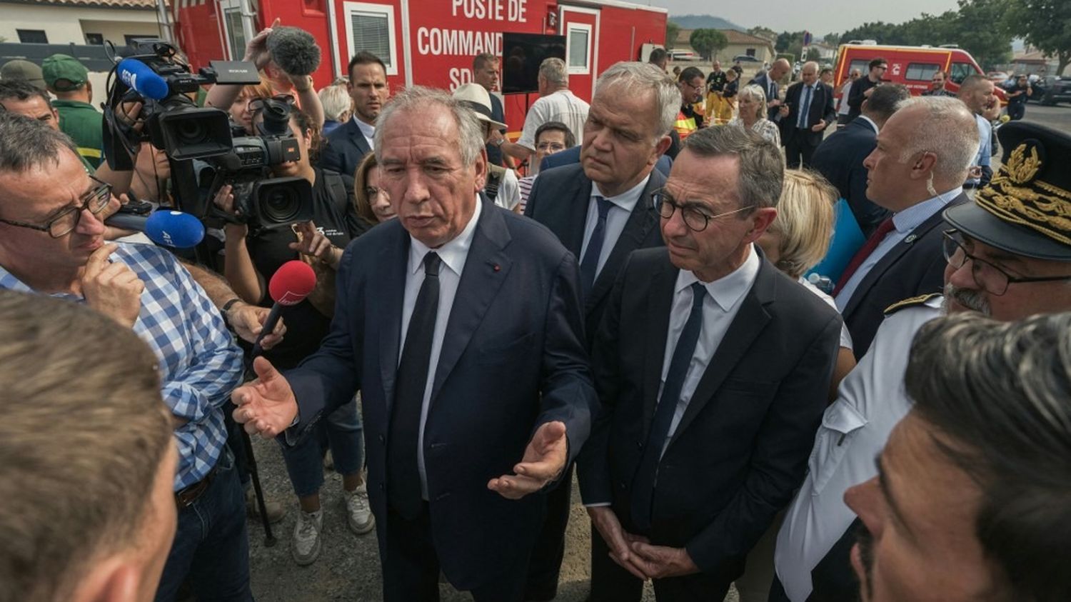 "C'est une catastrophe d'ampleur inédite", déplore François Bayrou