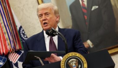 "Des milliards de dollars de droits de douane" affluent aux Etats-Unis, se félicite Donald Trump alors que de nouvelles surtaxes entrent en vigueur pour des dizaines d'économies