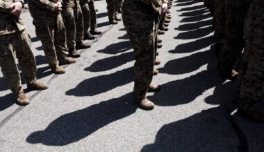 Comment la guerre en Ukraine ravive le débat sur le service militaire en Europe