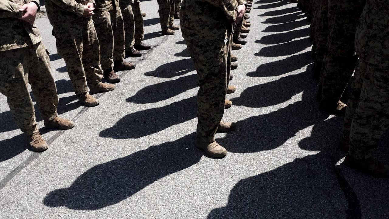 Comment la guerre en Ukraine ravive le débat sur le service militaire en Europe