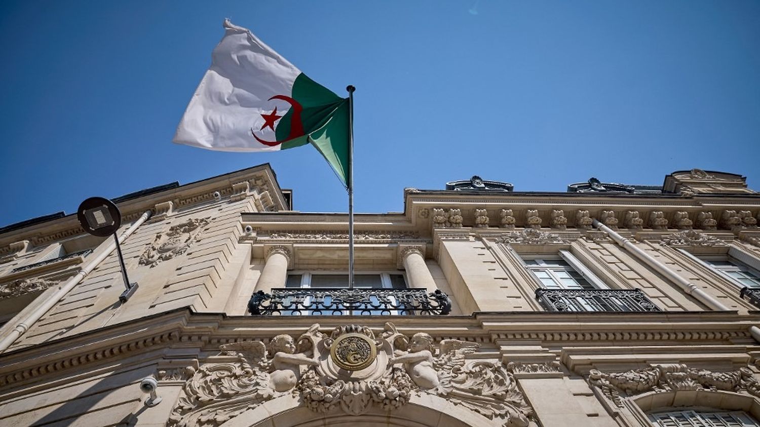 Alger accuse Paris de s'exonérer "de ses responsabilités"