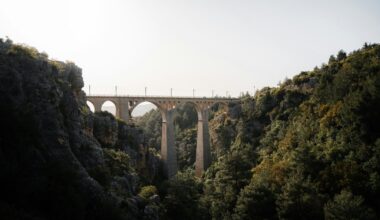 Sous les yeux de plusieurs témoins, une mère se jette d’un viaduc avec son bébé dans les bras : leurs corps retrouvés en contrebas