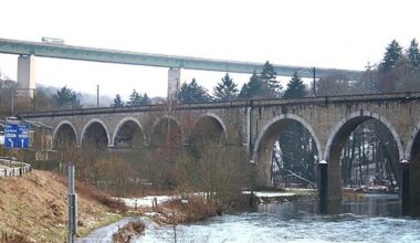 Une femme de 33 ans se jette d’un viaduc et se donne la mort, elle portait son enfant dans ses bras