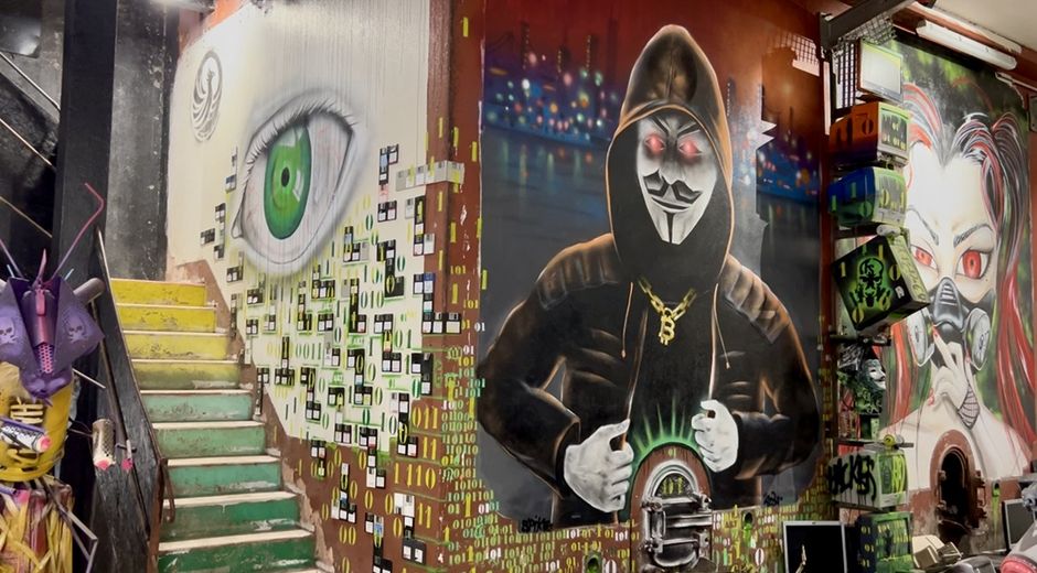 Graffitis réalisés sur les murs du musée pour renforcer l’immersion des visiteurs.
