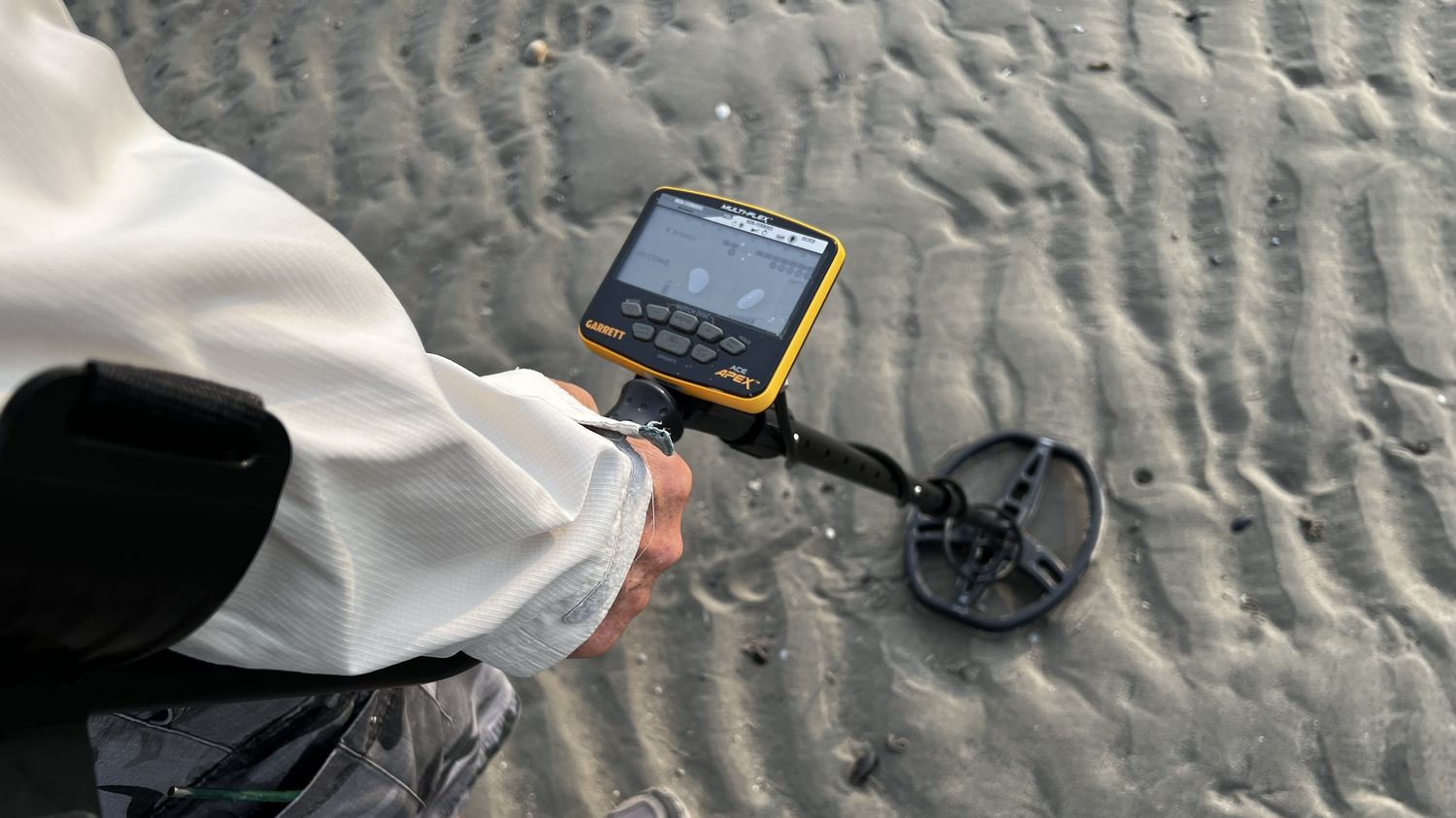 les "détectoristes" sillonnent les plages durant l'été