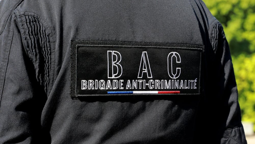 un adolescent de 17 ans tué par une voiture de police lors d'une course poursuite