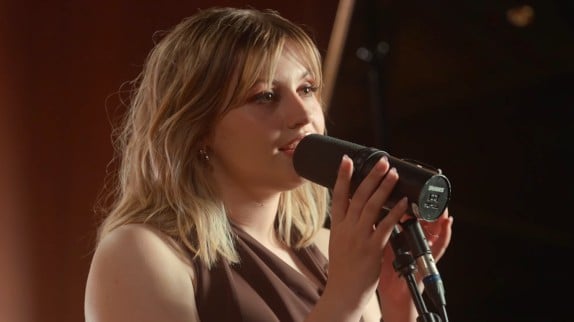 Marine chante son dernier single en live acoustique, et c'est de toute beauté