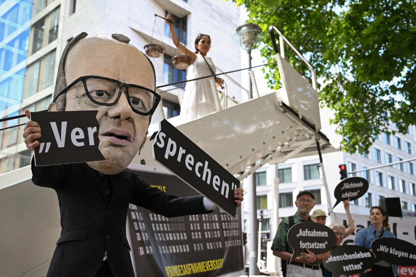 En Allemagne, la décision du gouvernement de suspendre la délivrance de visas humanitaires aux Biélorusses et aux Russes fait polémique