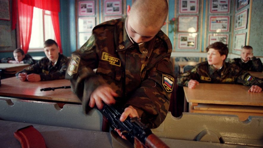 Guerre en Ukraine : "Aujourd’hui, ils sont privés de leur avenir. Bientôt, ils seront envoyés au combat"… La Russie lance un programme de formation de tireurs d’élite destiné aux enfants