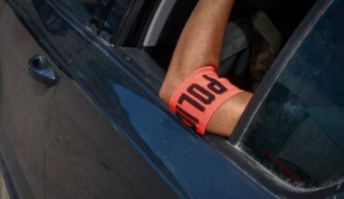 Deux automobilistes interpellés dans le 14e à Marseille avec 16 000 euros et 2 armes de poing dans la voiture