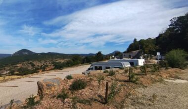 L’aire de camping-car opérationnelle : écrin de nature et panorama d’exception à Rennes-le-Château