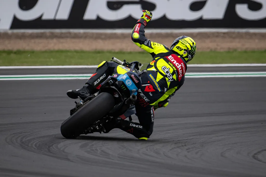 Di Giannantonio a salué les spectateurs après la course à Silverstone.