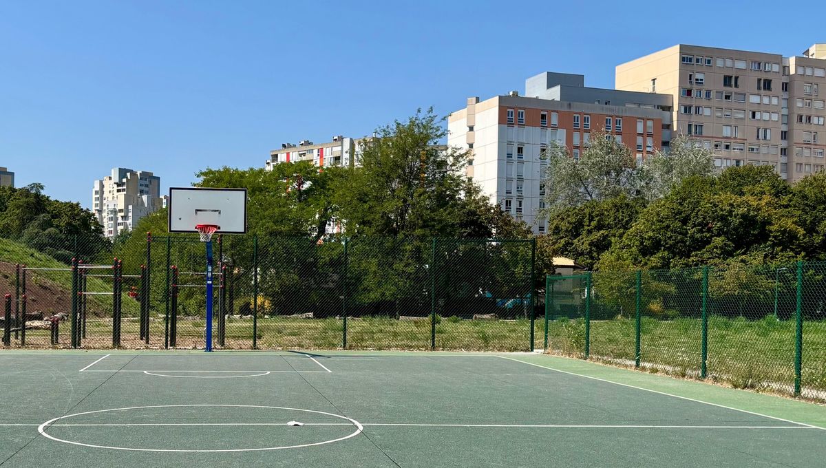 "J'envie les Bretons" : la canicule difficilement supportable dans les quartiers à Grenoble