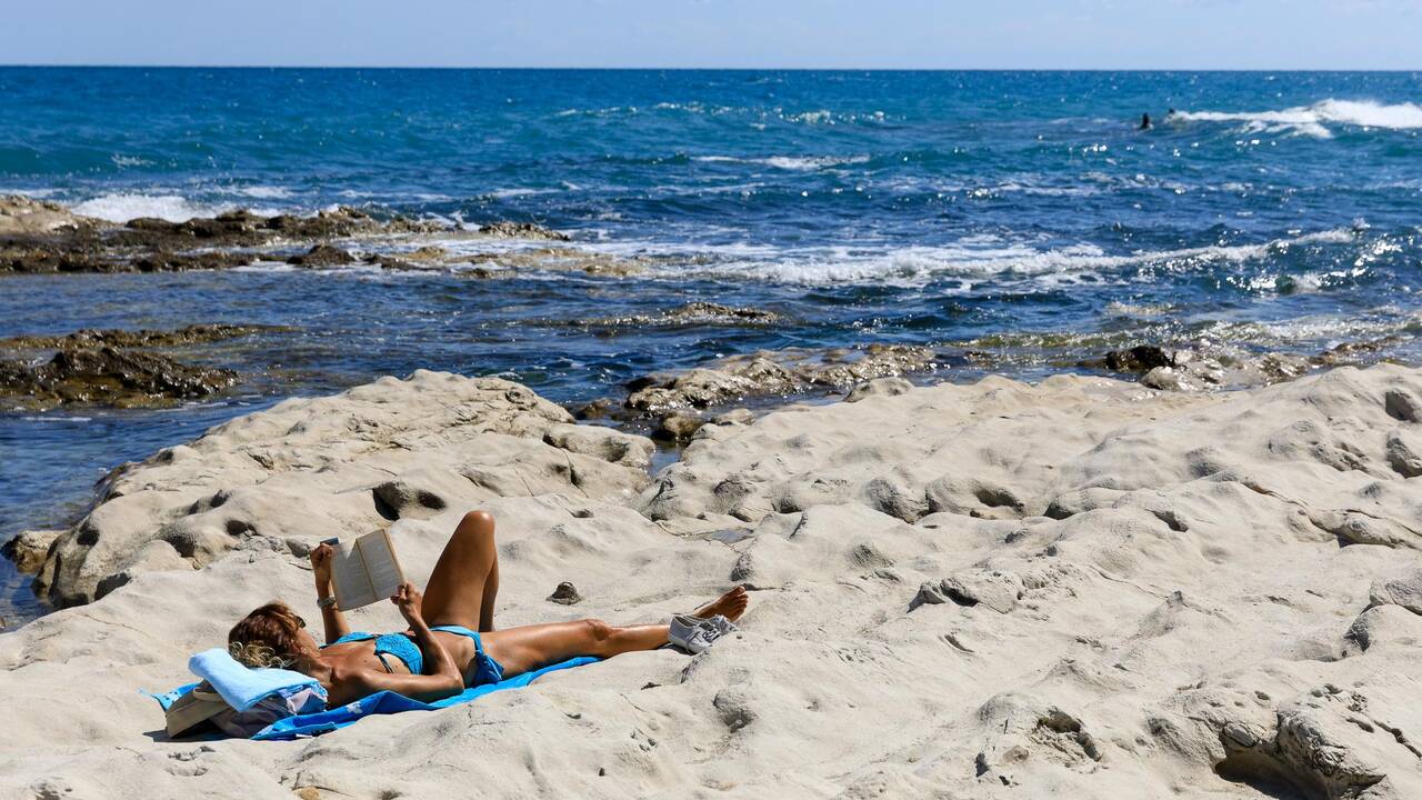 De «La Femme de ménage» aux romances passionnées: comment nos lectures s’émancipent en été (qu’on l’assume ou non)