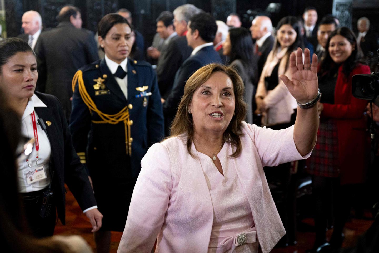 Au Pérou, la présidente Dina Boluarte promulgue la loi d’amnistie pour les militaires et les policiers