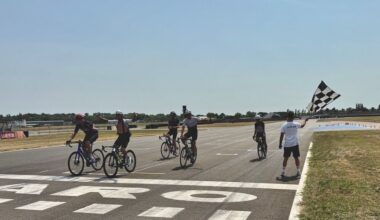 « Je mangeais sur le vélo » : le défi des 24 heures d’endurance s’est achevé au circuit de Nogaro
