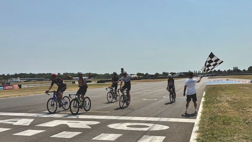 « Je mangeais sur le vélo » : le défi des 24 heures d’endurance s’est achevé au circuit de Nogaro