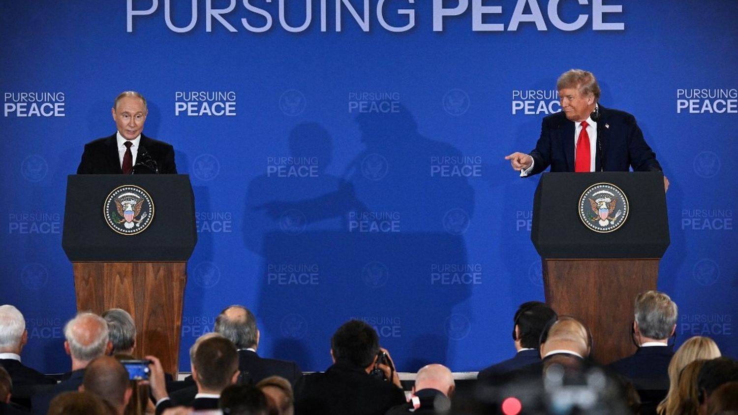 Donald Trump et Vladimir Poutine évoquent des "progrès" sans faire d'annonces après leur rencontre en Alaska