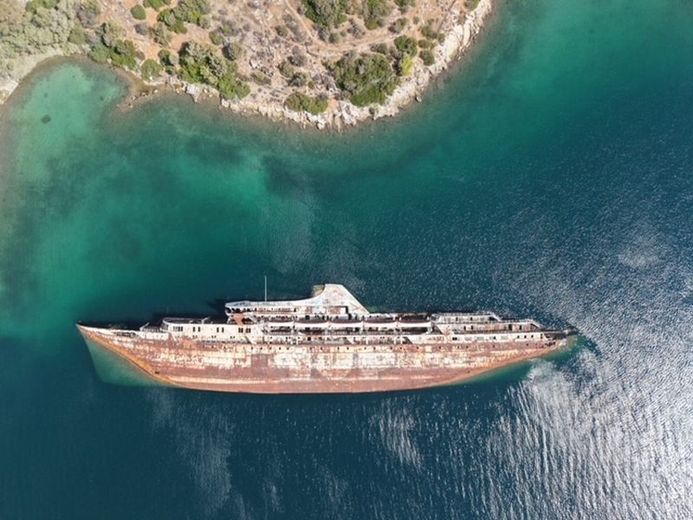 Une incroyable épave photographiée en Grèce.