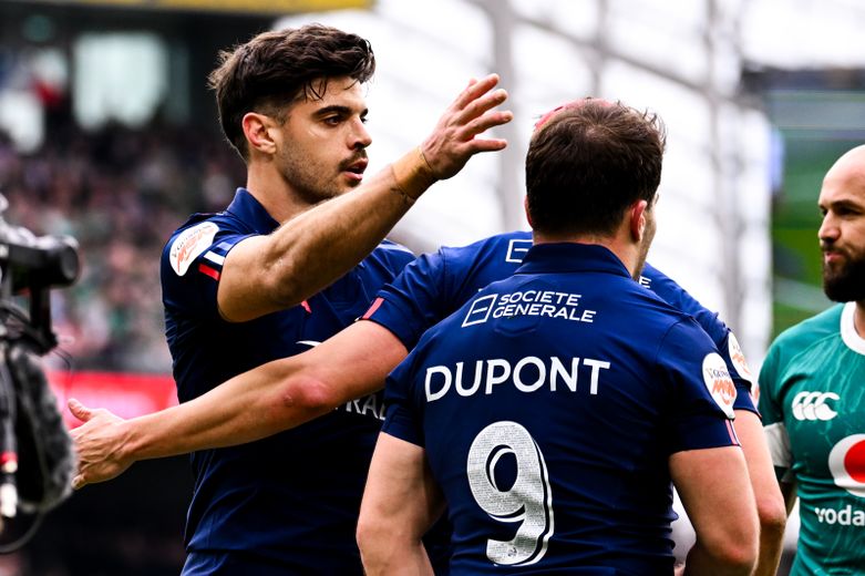 Romain Ntamack et Antoine Dupont lors de la victoire du XV de France en Irlande.