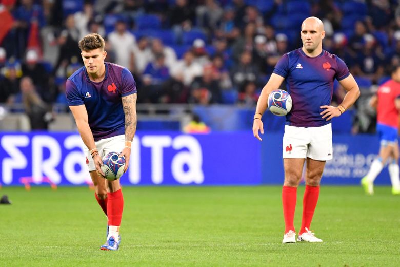 Matthieu Jalibert et Maxime Lucu avant le match de poules du Mondial 2023 contre l'Italie.