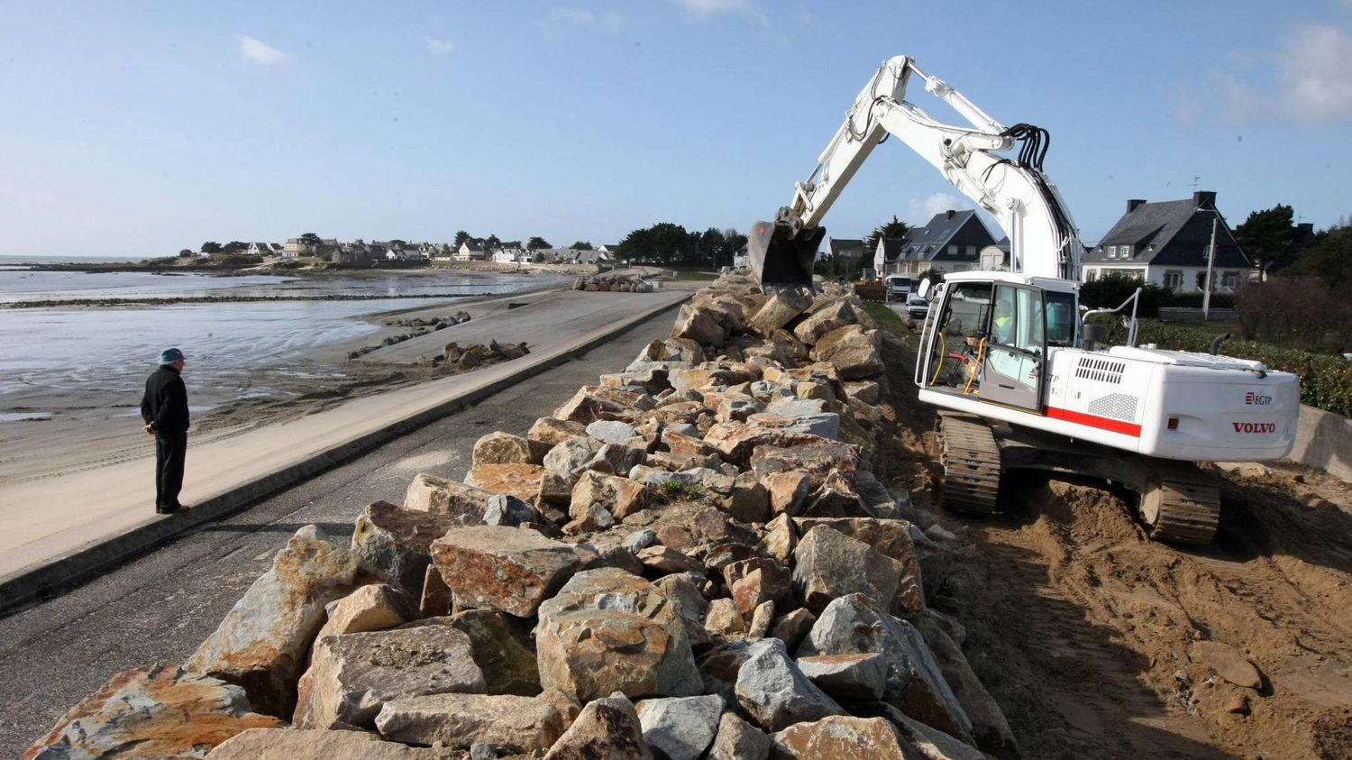 "On est complètement abandonnés" par l'État, dénonce le maire de Ploemeur, dans le Morbihan