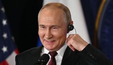 "Je suis sans voix" : Vladimir Poutine offre une moto russe à un Américain lors de son déplacement en Alaska