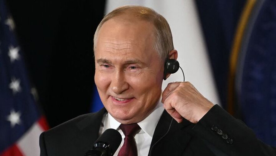"Je suis sans voix" : Vladimir Poutine offre une moto russe à un Américain lors de son déplacement en Alaska