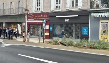 Une voiture fait une embardée devant la Tour de Paris et manque de renverser des piétons