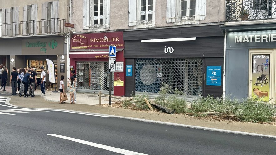 Une voiture fait une embardée devant la Tour de Paris et manque de renverser des piétons