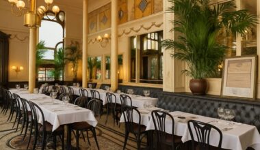 Classée monument historique, cette brasserie au décor Belle Époque est une véritable institution parisienne depuis plus de 100 ans — et son bâtiment a été construit par le plus grand ministre de Louis XIV