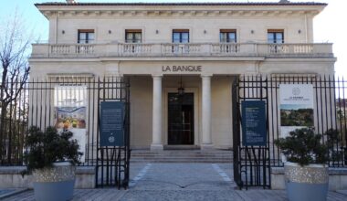 A Hyères, dans le Var, l’art a fait sauter la banque et transformé les lingots en photos, sculptures et tableaux
