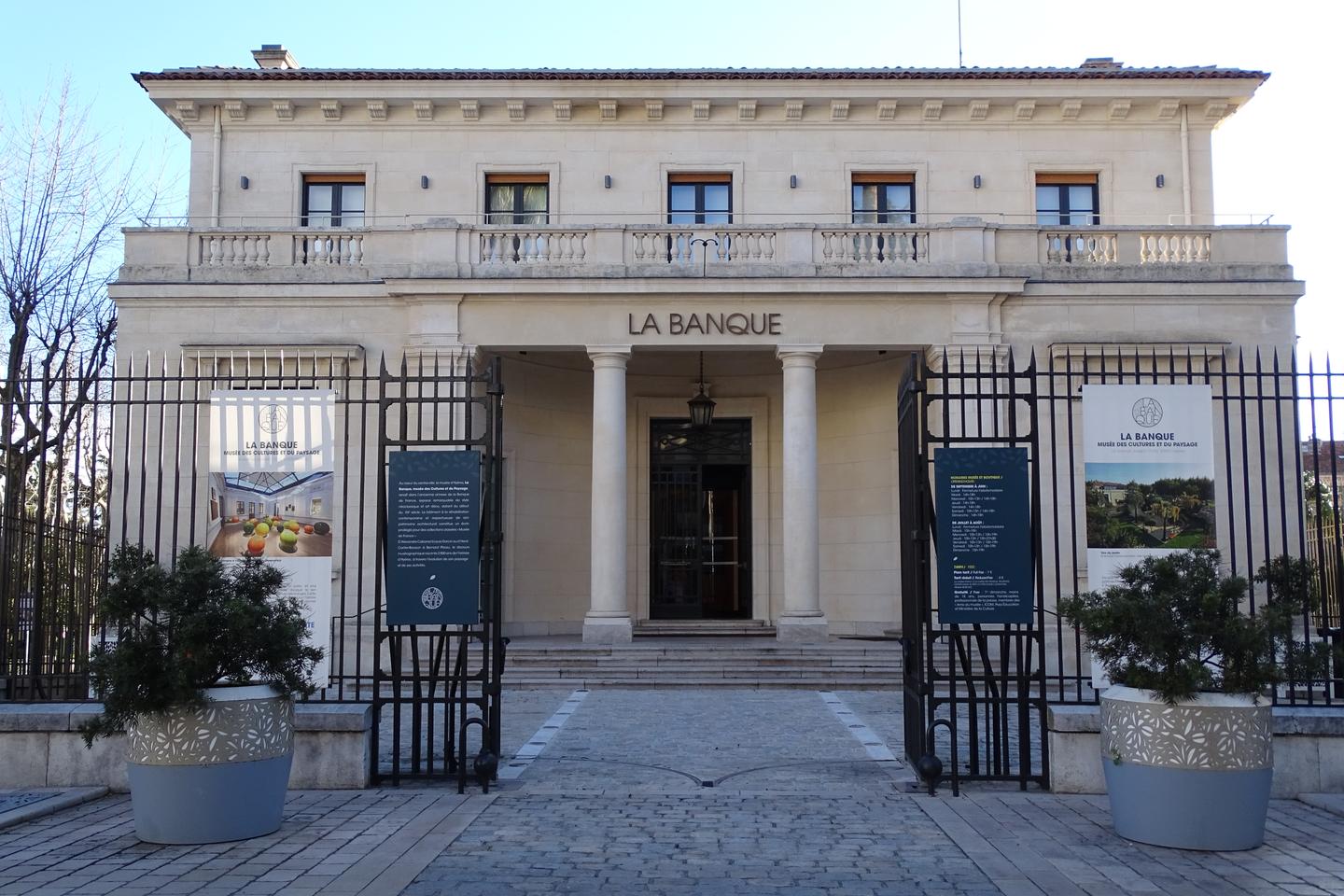 A Hyères, dans le Var, l’art a fait sauter la banque et transformé les lingots en photos, sculptures et tableaux