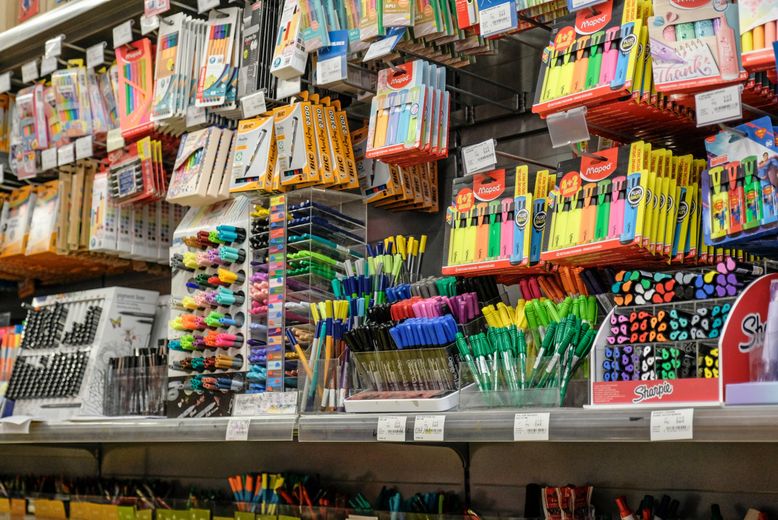 Dans les rayons, les fournitures scolaires attendent aussi leur rentrée.