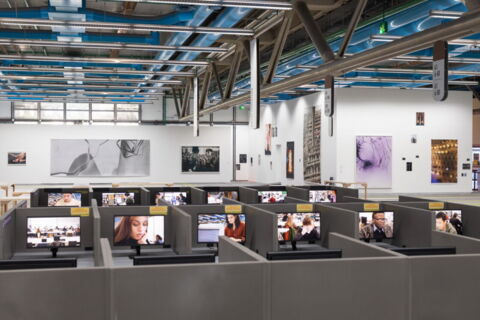 Vue de l'exposition “Rien ne nous y préparait – Tout nous y préparait” de Wolfgang Tillmans, au Centre Pompidou jusqu'au 22 septembre 2025.