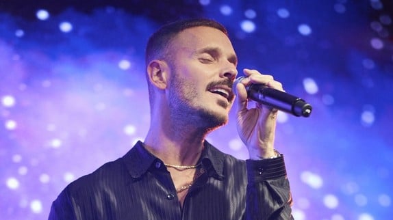 M. Pokora partage un extrait de sa nouvelle chanson d'amour