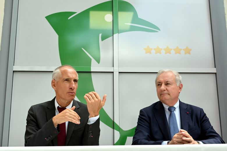 Vincent Gardeau (à g.) et Jean-Luc Moudenc ont signé un protocole pour la vente du terrain.