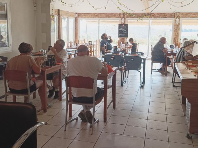 Le restaurant propose un menu : entrée, plat et dessert pour 17 euros.
