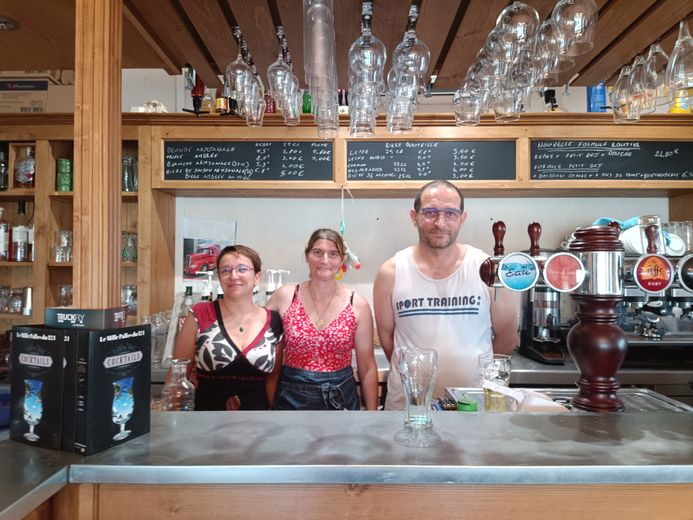 Sébastien Ghion est accompagné par deux serveuses, un cuisinier et une plongeuse.