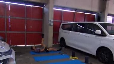 quand Olivier Giroud s'échauffe au beau milieu... d'un parking