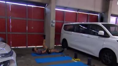 quand Olivier Giroud s'échauffe au beau milieu... d'un parking