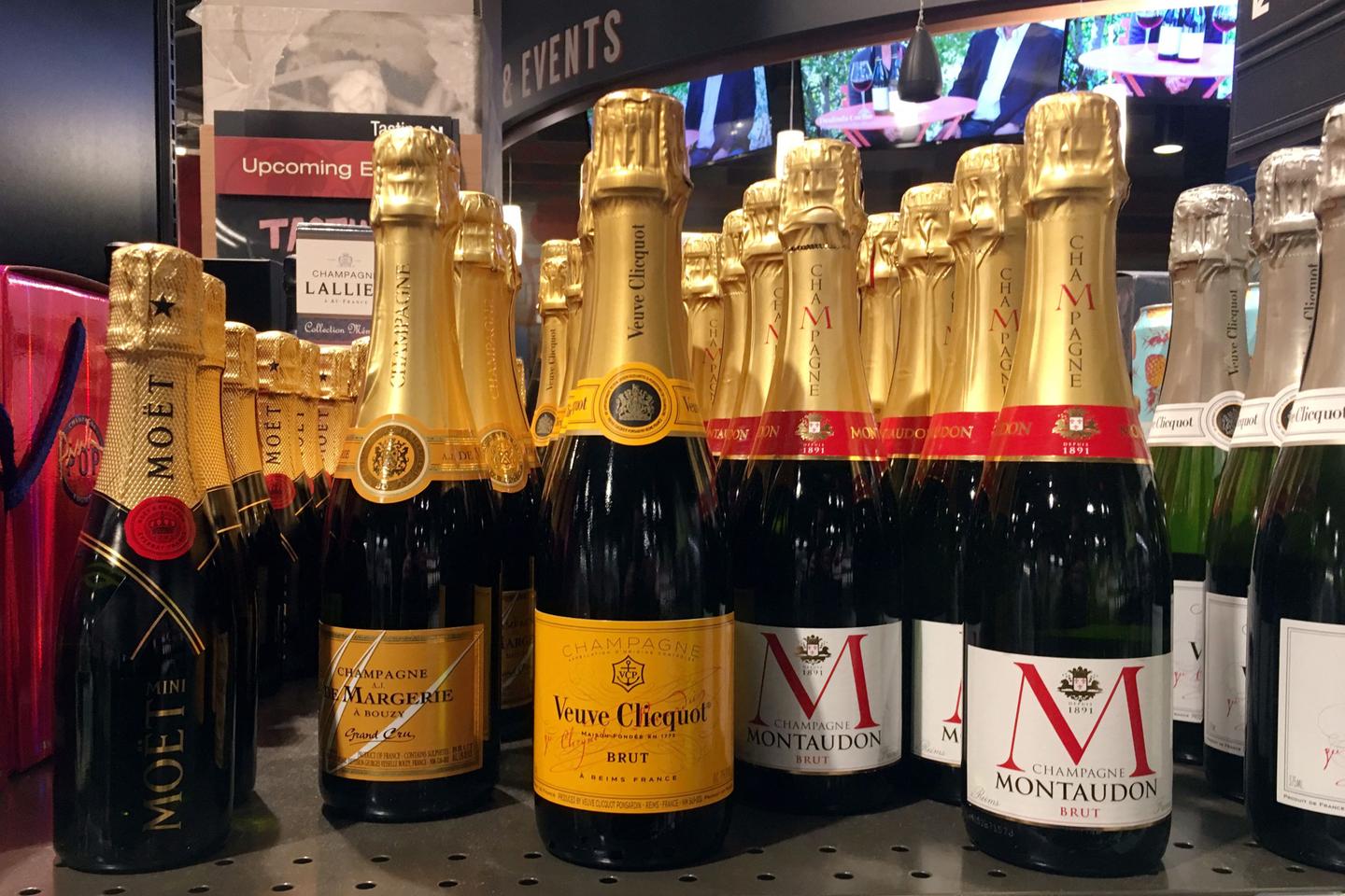 voitures, produits pharmaceutiques et vins européens seront bien taxés à 15 % par les Etats-Unis