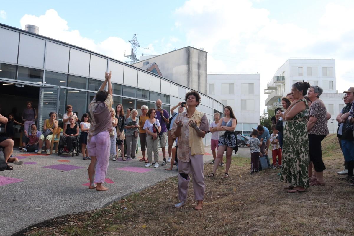 Un spectacle improvisé en fonction du lieu, ici en intérieur et extérieur.